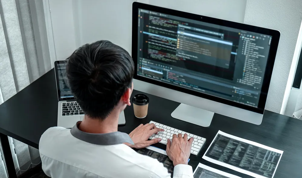 Lập trình viên làm việc với máy tính trong văn phòng